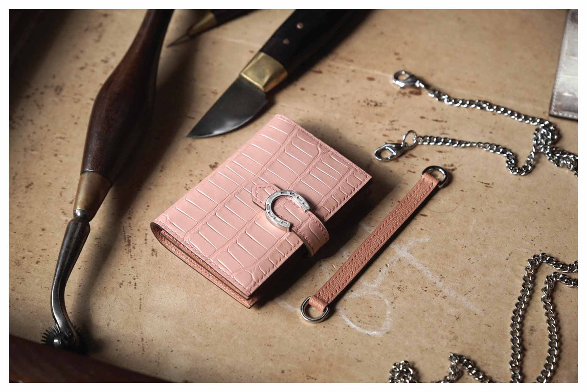 Horse Shoe Wallet Closure